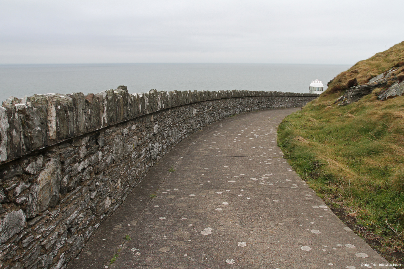 20120504_wicklow_head_lighthouseway2