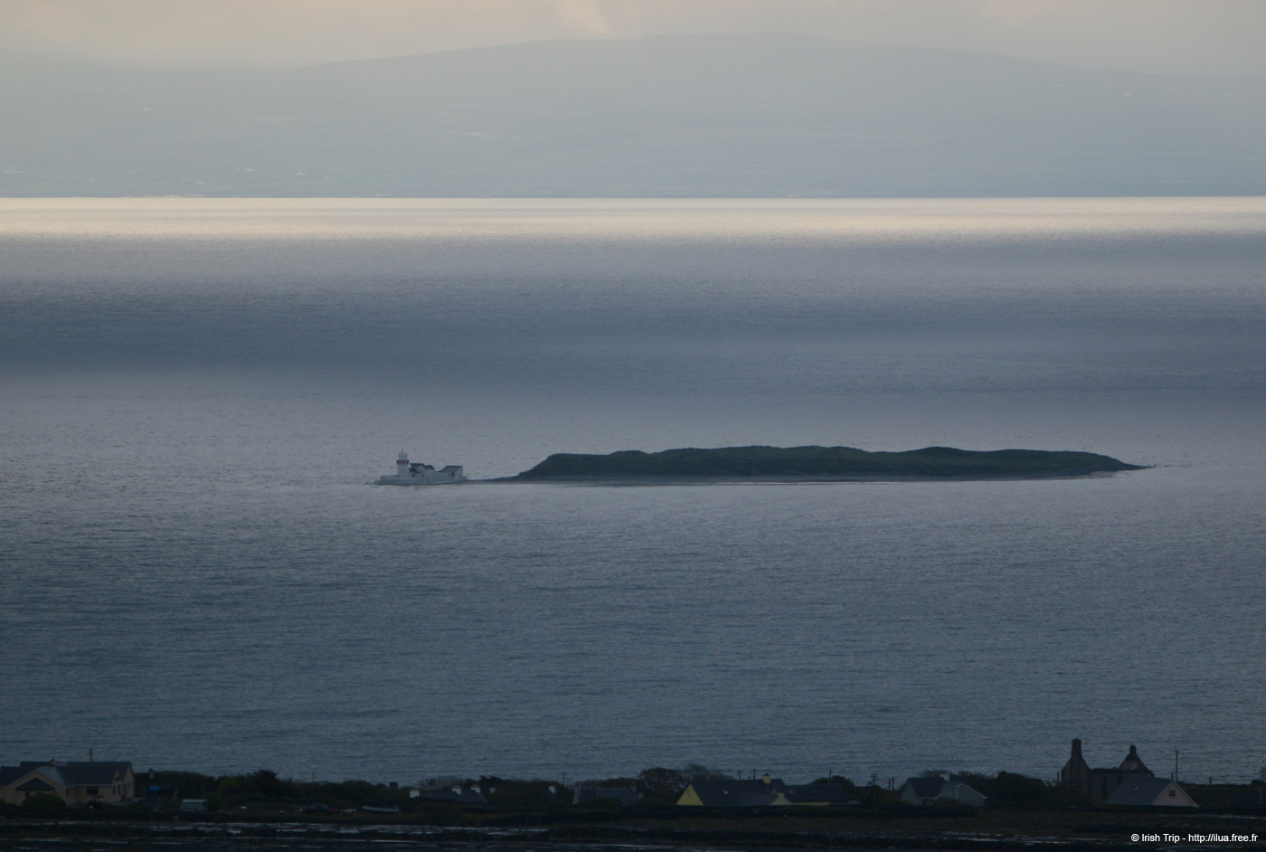 20120507_aranstrawislandlighthousefrominishmor1