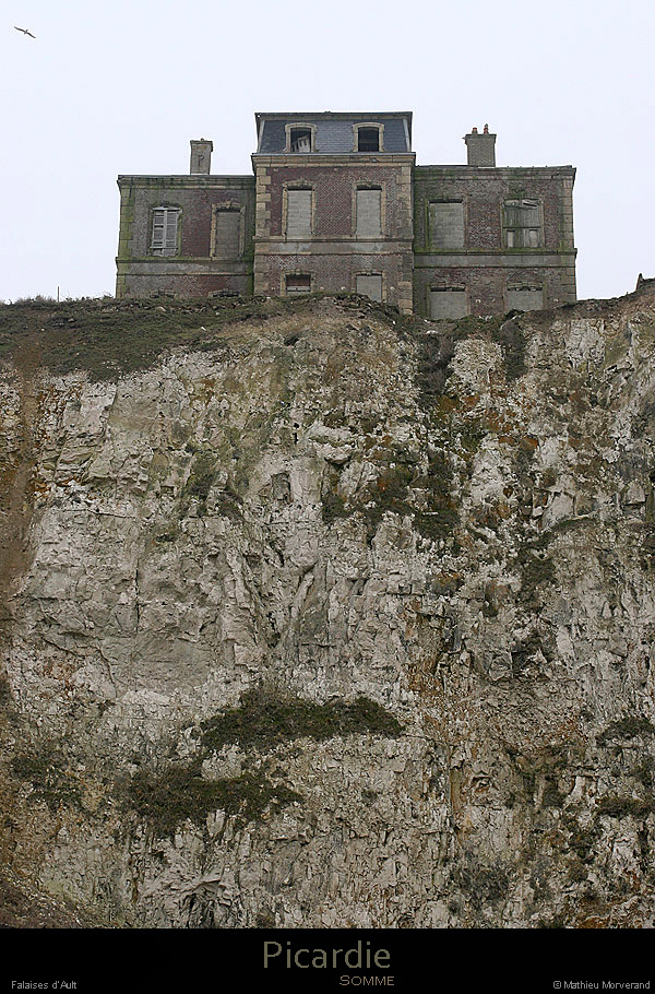20050327_falaise_dault_maison_en_peril_1